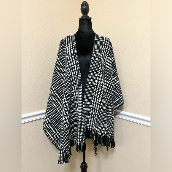 Elegant Black and White Poncho (One Size) no brand but a lot of style! 🖤🤍 - Picture 2 of 5